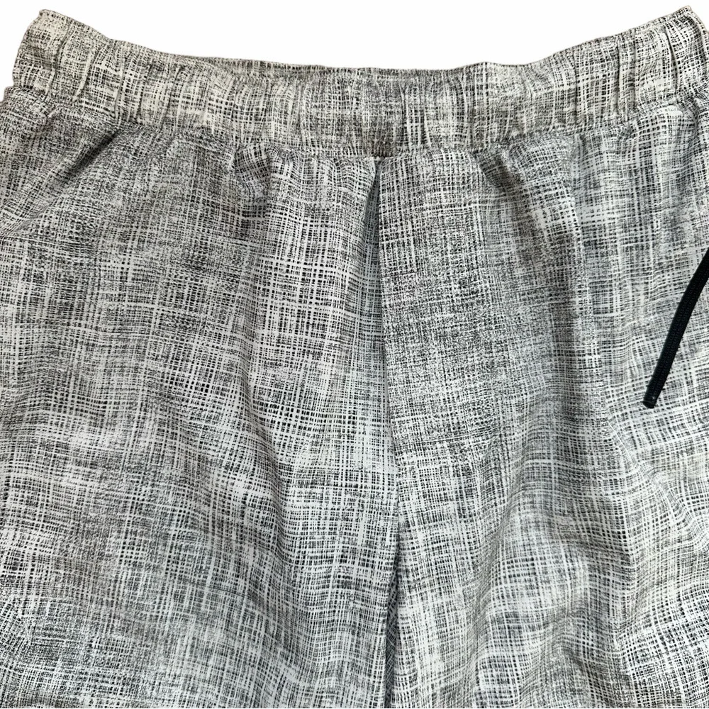 Lululemon Men's Gray Shorts Size Small